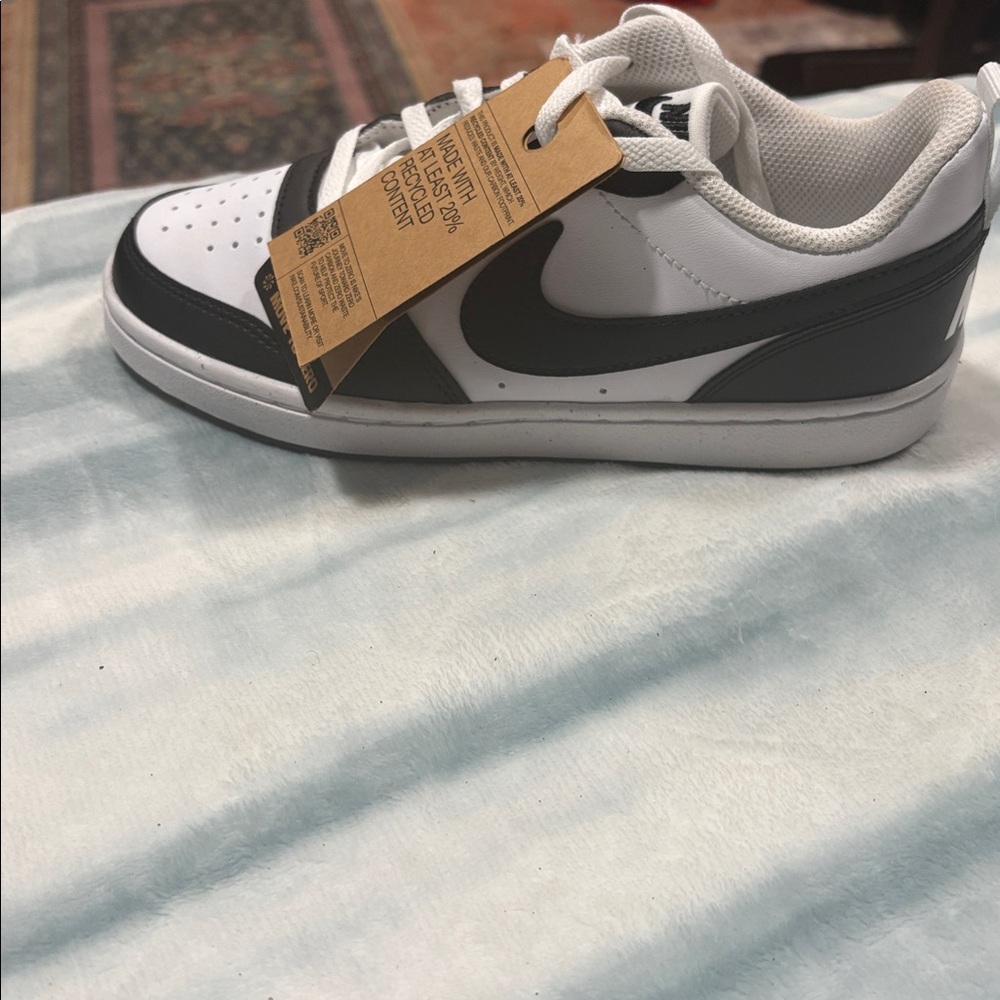 NWT!! Nike Low-Top Sneakers in White and Black - Picture 3 of 5
